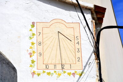 Foto destacada: Angela Llop Seguir. Rellotge de Sol de Cal Magre, la Bisbal del Penedès. Creative Commons.