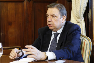 El ministro de Agricultura, Pesca y Alimentación, Luis Planas, en su despacho. Foto: Joaquín Terán.