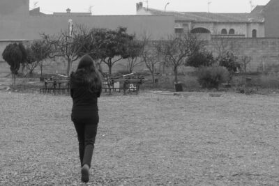 Joven pasea por una zona rural.