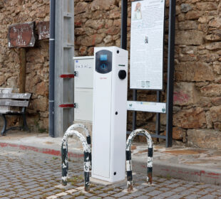 Un enchufe de carga para coches eléctricos, en Gargantilla de Lozoya (Madrid). Autor: Joaquín Terán