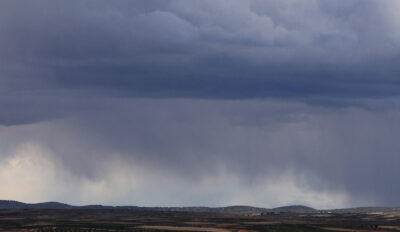 Unas nubes de verano descargando lluvia. Autor: Joaquín Terán.