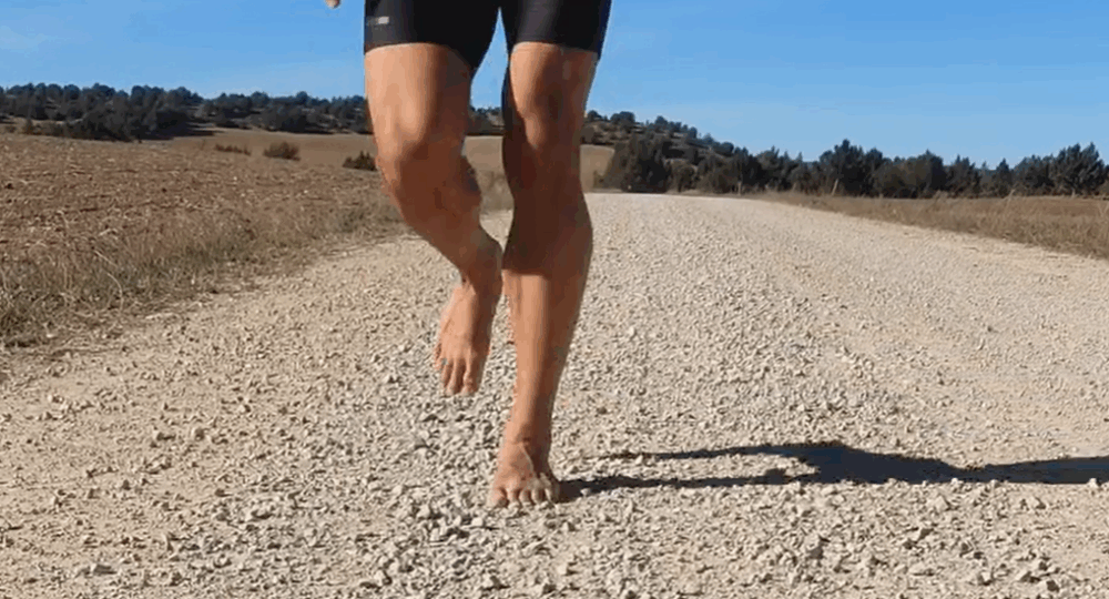 Un hombre practicando barefooting