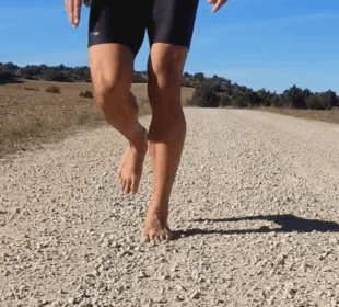 Un hombre practicando barefooting