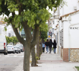 Jóvenes pasean por la calle de un pueblo, en la provincia de Badajoz. Autor: Joaquín Terán.